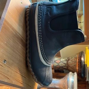 Women size 5 waterproof rain slide one